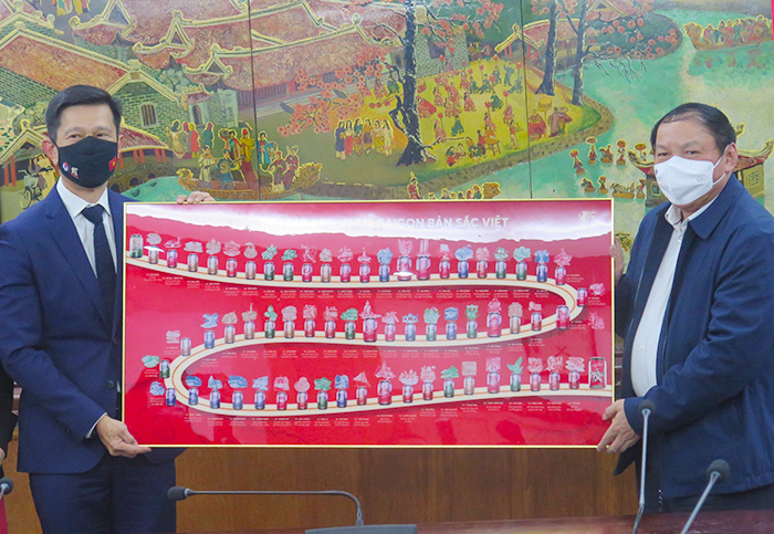 SABECO tặng quà kỉ niệm Bộ trưởng Bộ VHTTDL Nguyễn Văn Hùng